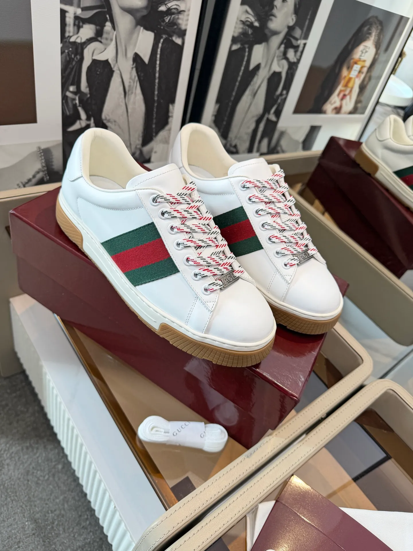 [G Home] P: 580💰 Men's model, Sizs: 39-44 (customized at 45) GUCCI classic design, casual elements, catwalk model. This pair of top-quality GUCCI shoes, with pure white as the main tone, shows elegance. The iconic red and green webbing embellishment instantly demonstrates the brand's charm and trendy attitude without the need for too many words. The upper material is delicate and feels comfortable, making every step feel like walking on the clouds. Exquisite details, such as shiny decorations and unique metal buckles on the shoes, add highlights to the overall look, giving off a unique brilliance inadvertently. Whether paired with casual jeans for a casual look or paired with a simple dress for a gentle and romantic look, it can be easily worn and becomes a versatile item in your wardrobe. Choose it and embark on a journey that combines style and comfort, making every trip a fashion show.